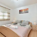Apartament Sandro 2210 *