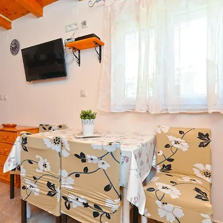 Sandro 2210 Apartmán *