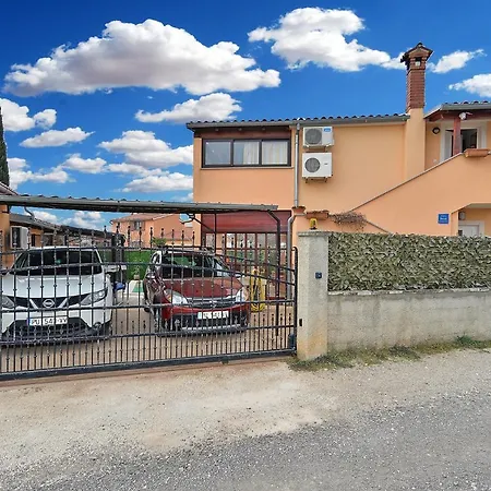 Sandro 2210 Apartmán *